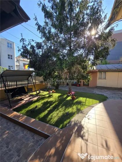 Casă cu 10 camere cu Teren 400 Mp în Nord