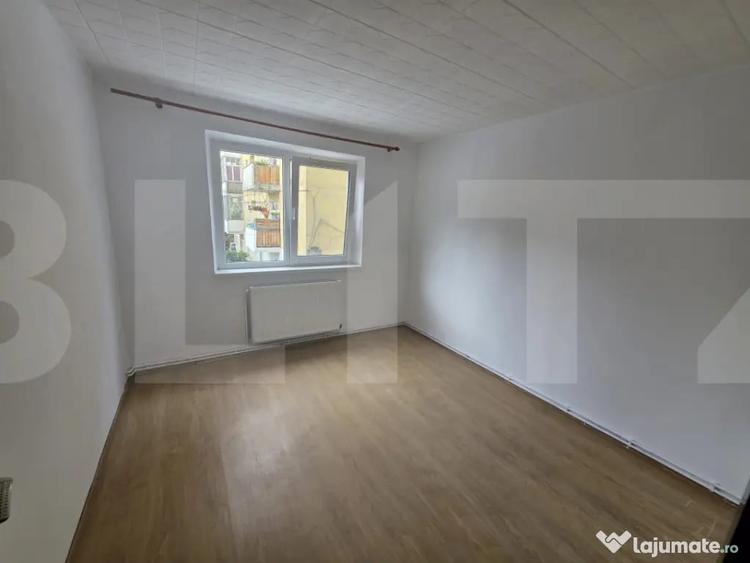 Apartament cu 3 camere semidecomandat în Ciucului