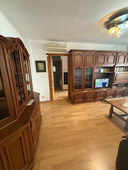 Apartament cu 3 camere semidecomandat, mobilat în Titulescu