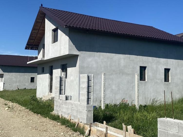 Casă cu 4 camere în Lazuri