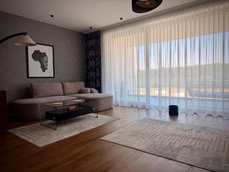 Apartament cu 3 camere semidecomandat, mobilat în Băneasa
