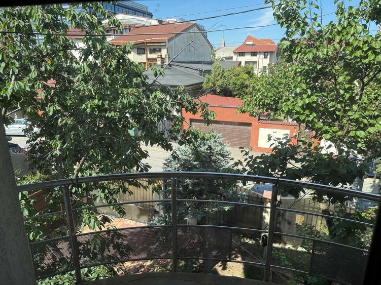 Casă cu 4 camere în Jiului