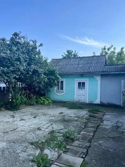 Casă cu 3 camere cu Teren 800 Mp în Siret