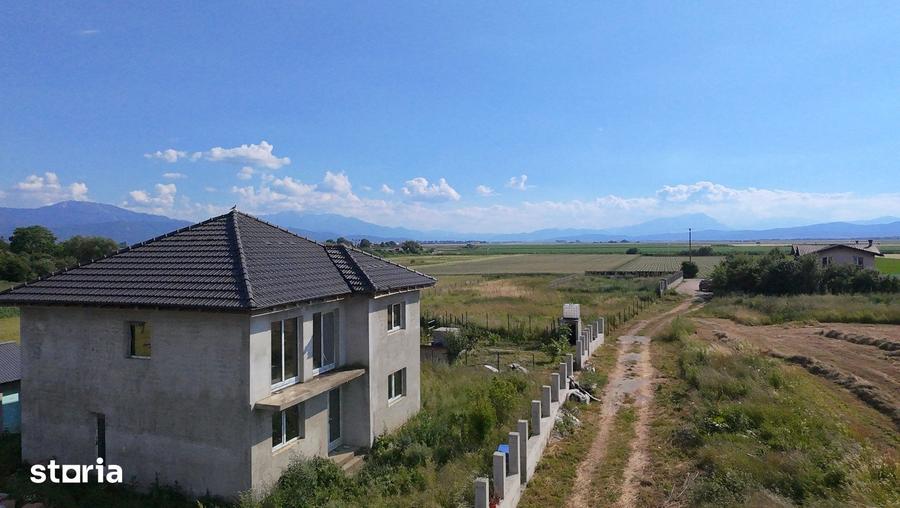 Casă cu 5 camere cu Teren 500 Mp în Stupini