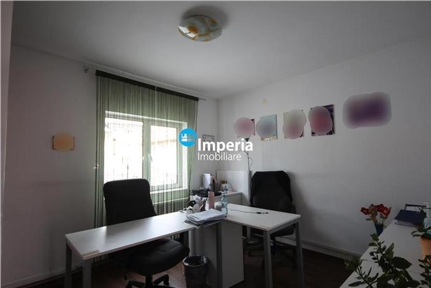 Casă individuală cu 10 camere cu Canalizare în Central
