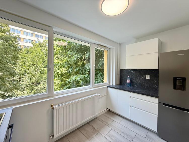 Apartament cu 3 camere semidecomandat în Iancului
