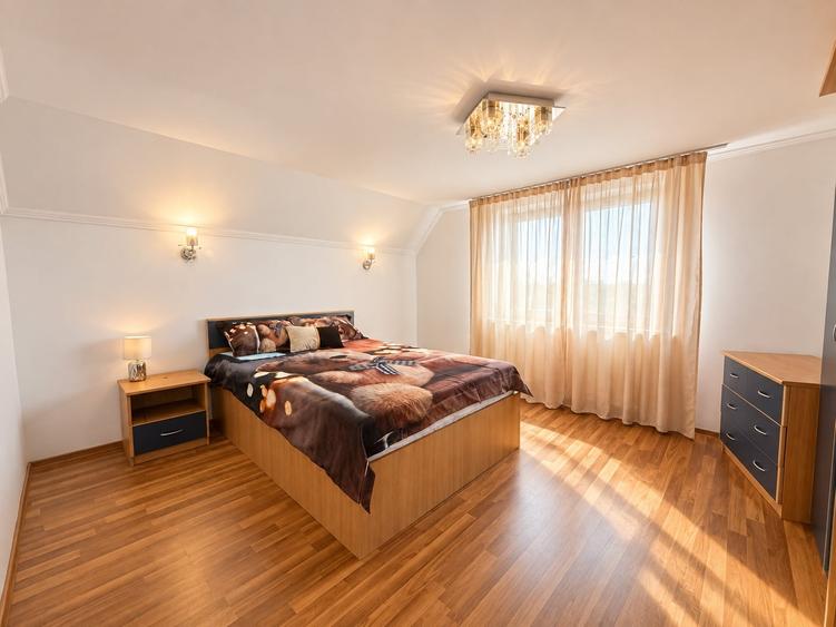 Casă individuală cu 7 camere cu Canalizare în Pantelimon