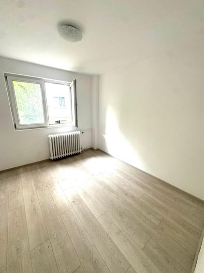 Apartament cu 3 camere semidecomandat în Titan
