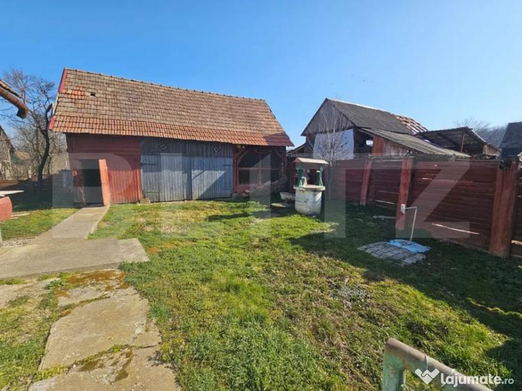 Casa din caramida, 4 camere, ?ura ?i curte mare S - 7