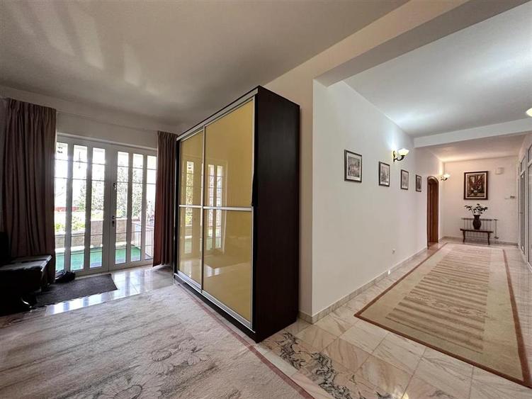 Casă individuală cu 10 camere cu Teren 2418 Mp în Central