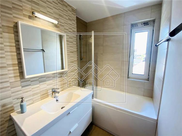 Apartament cu 3 camere semidecomandat în Aeroport