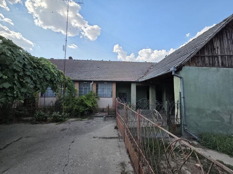 Casă cu 4 camere în Pădureni