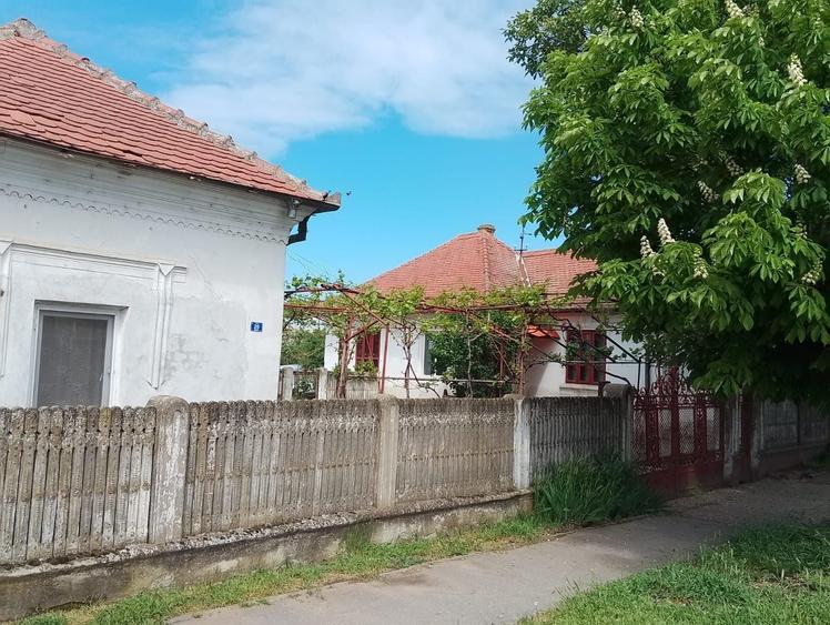 Casă cu 4 camere decomandat în Șimnicu de Jos