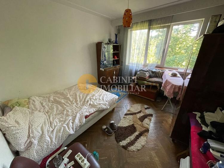 Apartament cu 3 camere semidecomandat în Tătărași