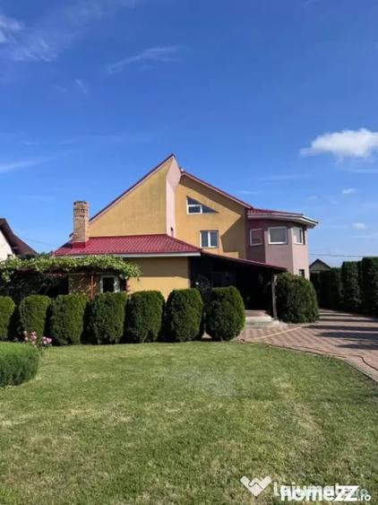 Casă cu 7 camere cu Teren 2500 Mp în Siret