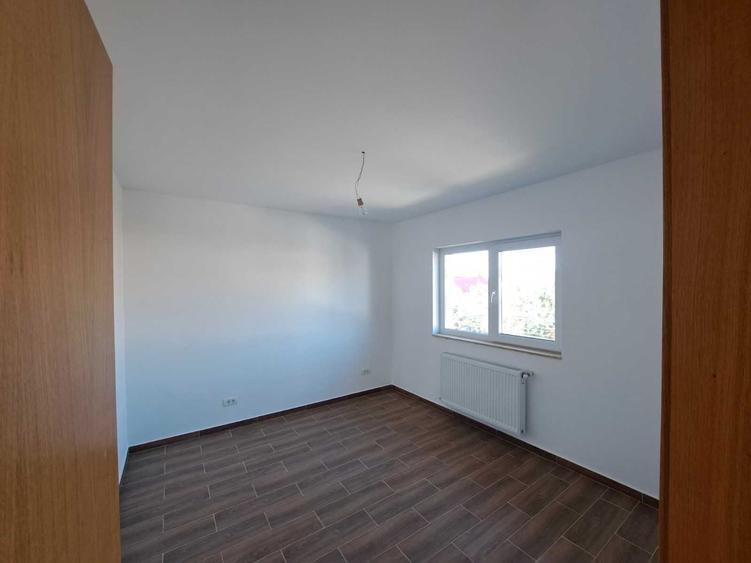 Apartament cu 3 camere semidecomandat în Cățelu