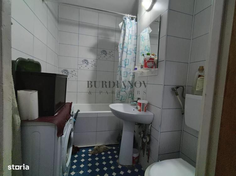 Apartament cu 3 camere decomandat în Teiul Doamnei