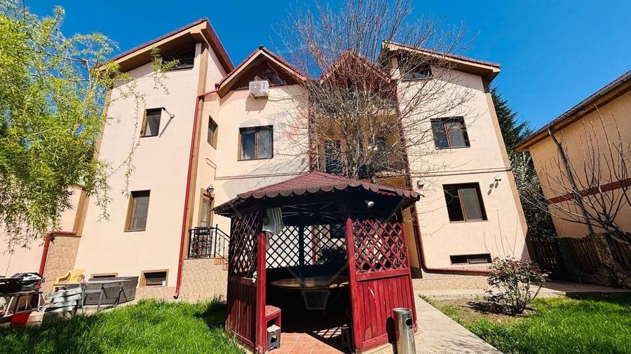 Apartament cu 4 camere decomandat, mobilat în Lazu