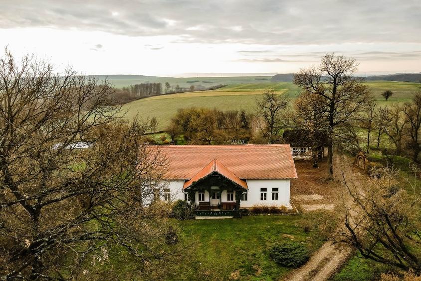 Casă individuală cu 5 camere cu Teren 70800 Mp în Abram