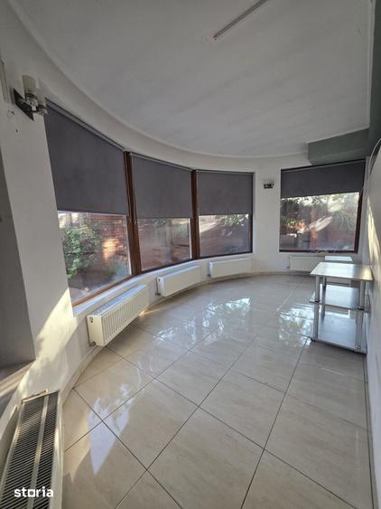 Casă cu 8 camere cu Teren 350 Mp în Dobroești