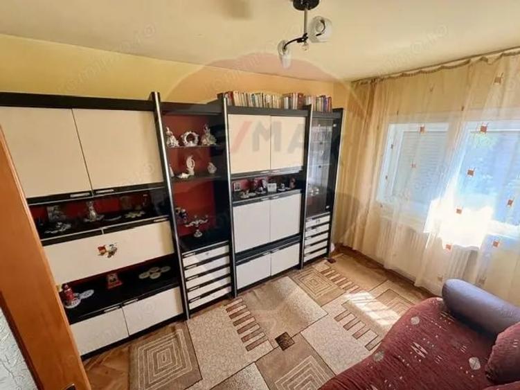 Apartament cu 3 camere decomandat în Sud