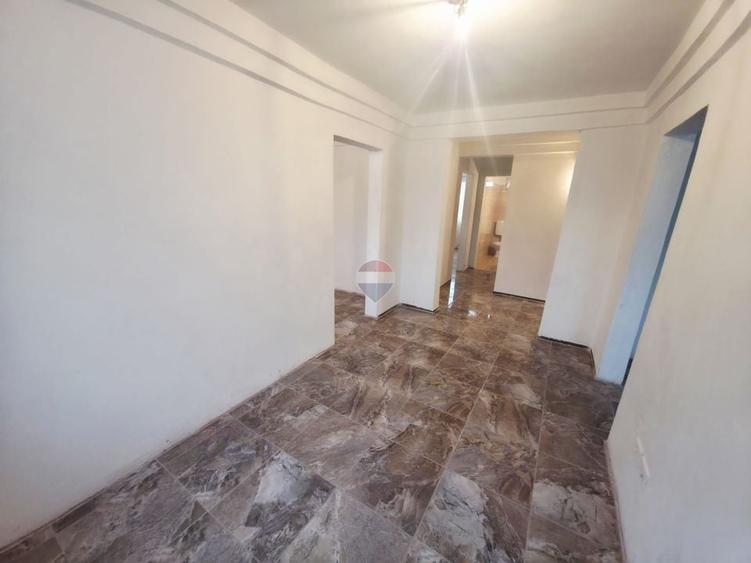 Apartament cu 3 camere decomandat în Săvinești
