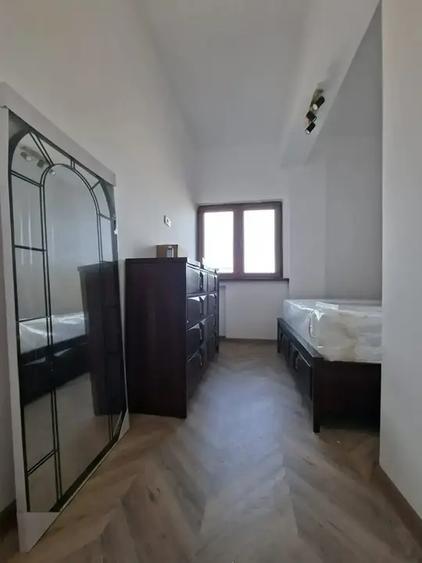 Apartament cu 3 camere semidecomandat în Universitate