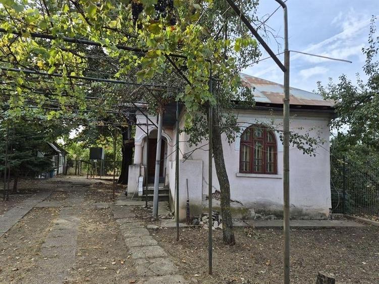 Casă individuală cu 4 camere cu Teren 2200 Mp în Vârvor