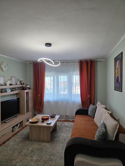 Apartament cu 3 camere semidecomandat în Circumvalațiunii