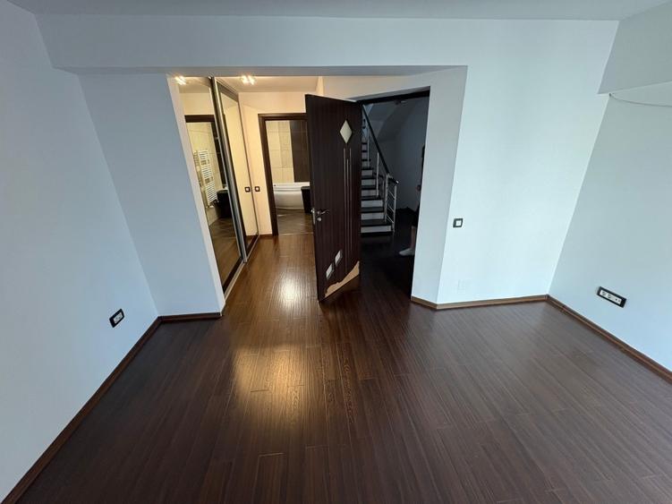 Duplex cu 13 camere cu Canalizare în Bucureștii Noi
