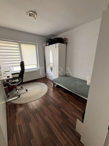 Apartament cu 3 camere semidecomandat, mobilat în Florești