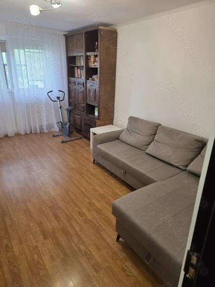 Apartament cu 3 camere semidecomandat în Micro 9