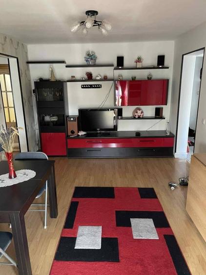Apartament cu 3 camere semidecomandat în Central