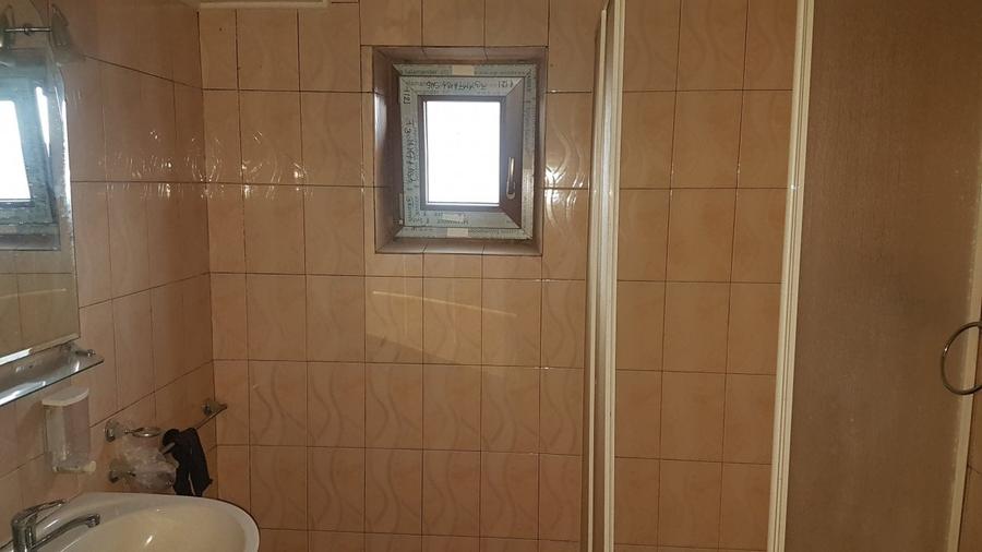 Apartament cu 3 camere decomandat în Est
