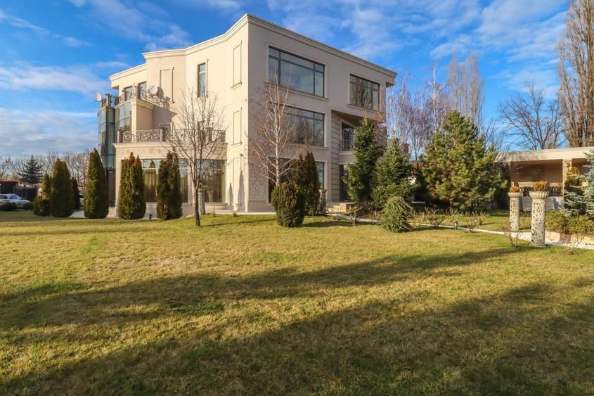 Casă individuală cu 11 camere cu Teren 2613 Mp în Tei