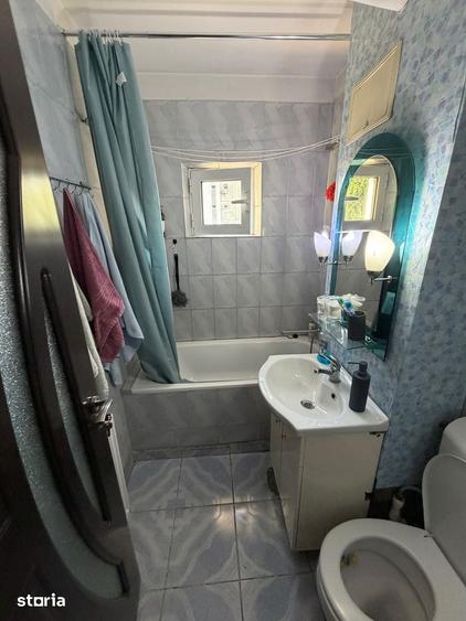 Apartament cu 3 camere semidecomandat în Craiovița Nouă