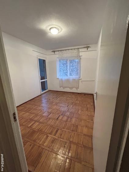 Apartament cu 3 camere decomandat în Petros
