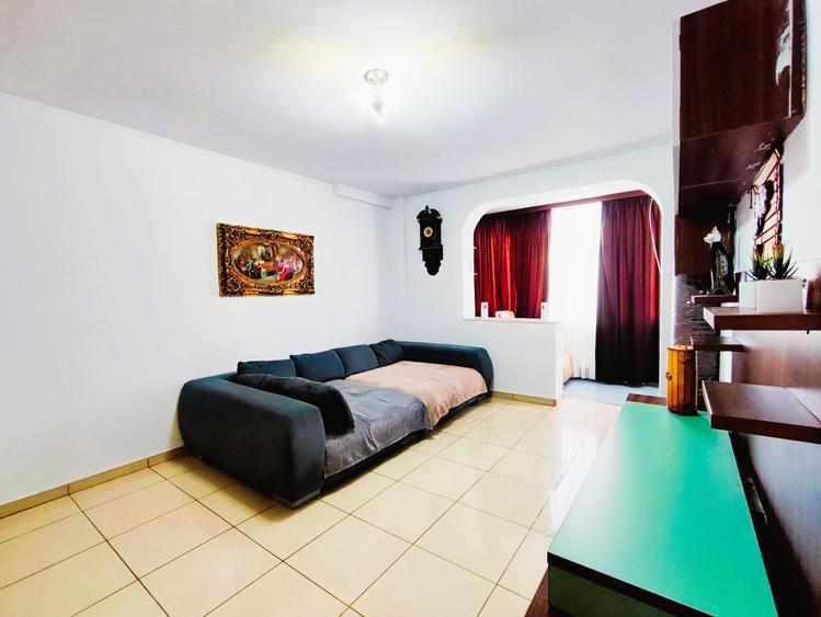 Apartament cu 3 camere semidecomandat, mobilat în Central