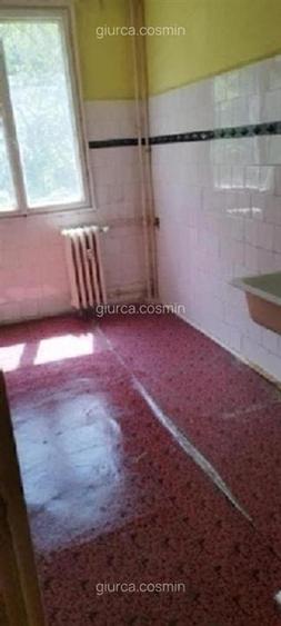 Apartament cu 3 camere semidecomandat în Berceni