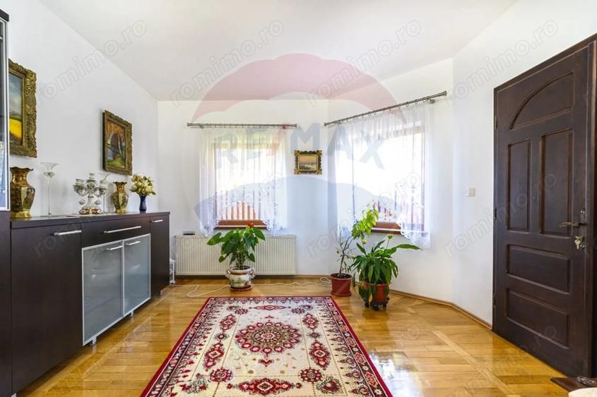 Casă cu Teren 1332 Mp în Cristian
