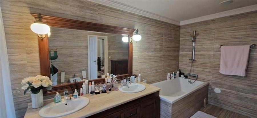 Casă individuală cu 6 camere cu Teren 1725 Mp în Exterior Sud