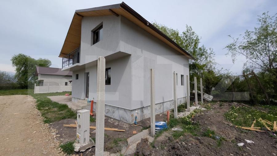 Casă individuală cu 4 camere cu Canalizare în Lazuri