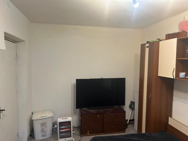 Apartament cu 3 camere decomandat în Craiovița Nouă