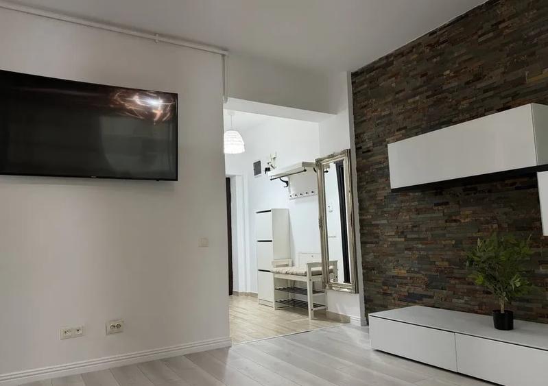 Apartament cu 3 camere, mobilat în Păcii