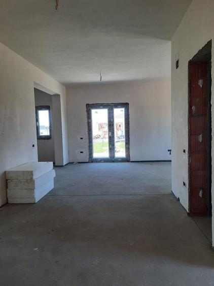 Casă individuală cu 4 camere cu Teren 400 Mp în Săbăreni