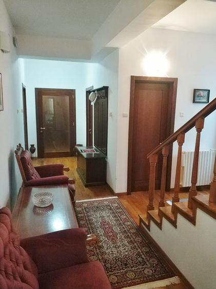 Casă cu 7 camere cu Canalizare în Central