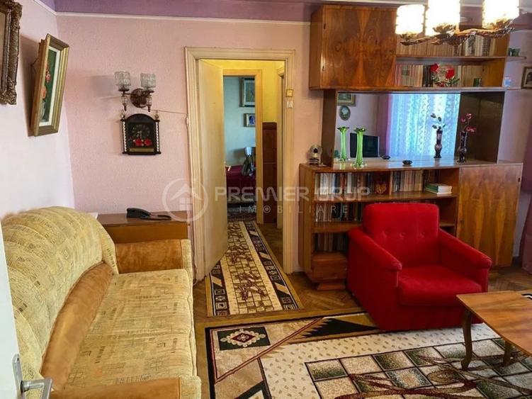 Apartament cu 3 camere în Podu Roș