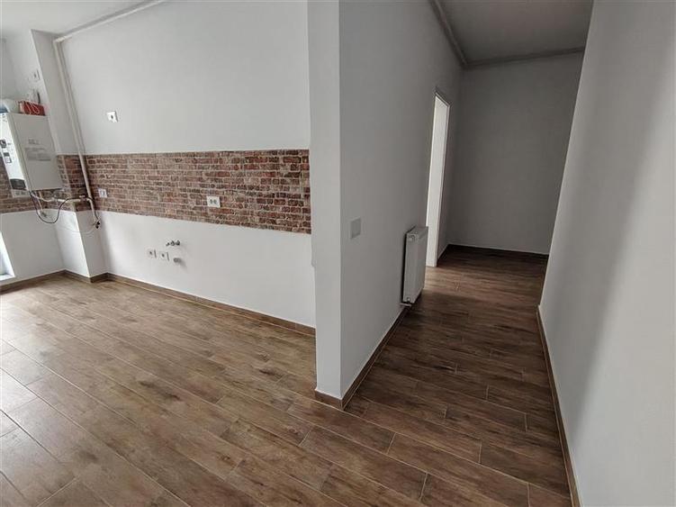 Apartament cu 2 camere decomandat în Tractorul