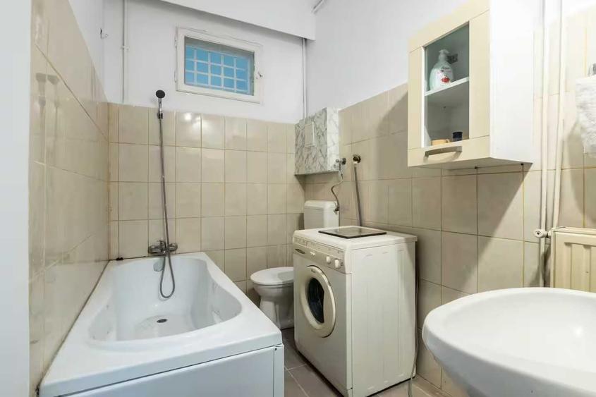 Apartament cu 3 camere decomandat în Moșilor