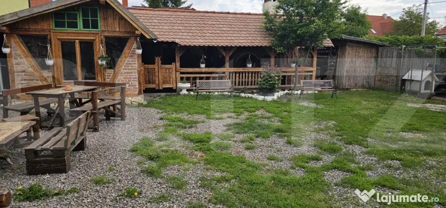 Casă cu 8 camere cu Teren 1200 Mp în Central